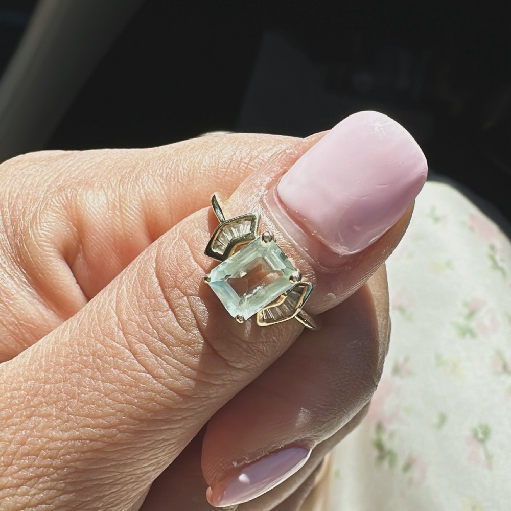 Vintage Elegant Gold and Aquamarine Ring